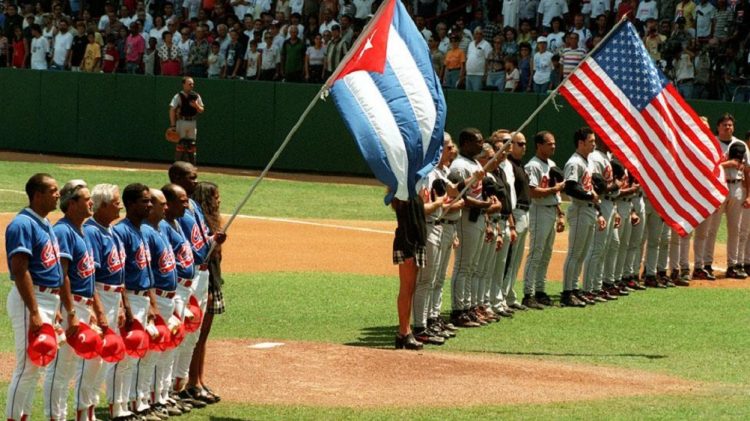 El equipo Cuba se enfrenta a los Orioles de Baltimore en el Estadio Latinoamericano (1999). Foto: Trabajadores.