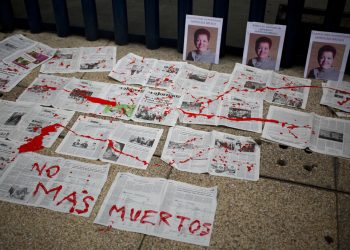 "No más muertos", el mensaje escrito sobre periódicos en frente de las fotografías de la periodista mexicana Miroslava Breach, asesinada en 2017. Foto: Eduardo Verdugo/AP/ Archivo.