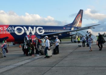 Llegada del vuelo inaugural de los turoperadores Hola Sun y Caribe Sol con la aerolínea OWG, procedente de Canadá, al Aeropuerto Internacional Abel Santamaría, de Santa Clara, en el centro de Cuba, el 18 de diciembre de 2020. Foto: Arelys María Echevarría / ACN.