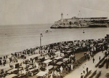 Multitudes en El Malecón en el otoño de 1921, viendo un Modelo 75 de nave aeromarina saliendo del puerto de La Habana, con el Castillo del Morro al fondo. Foto: The Aeromarine Website