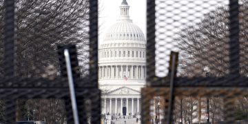 En esta foto del 15 de enero del 2021 se ve el Capitolio a través de una  cerca, parte de las medidas de seguridad implementadas en el sitio antes de la toma de posesión del presidente electo Joe Biden y a raíz del asalto al edificio por una turba de partidarios violentos del presidente Donald Trump el 6 de enero. (AP Foto/Susan Walsh)