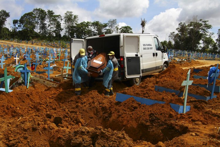 Trabajadores de un cementerio cargan un féretro en Manaos, en el estado brasileño de Amazonas, el 6 de enero de 2021. Foto: Edmar Barros/AP.