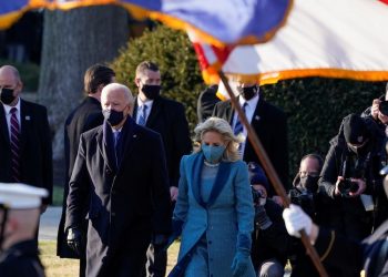 El presidente Joe Biden y la primera dama, Jill Biden, ingresan a la Casa Blanca caminando, el 20 de febrero. | Foto: Mark Makela / Pool