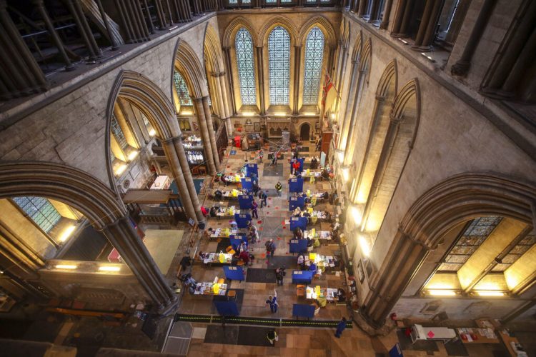 La catedral de Salisbury, Inglaterra, donde se ofrecerán vacunas contra el coronavirus. Foto: Steve Parsons/AP.