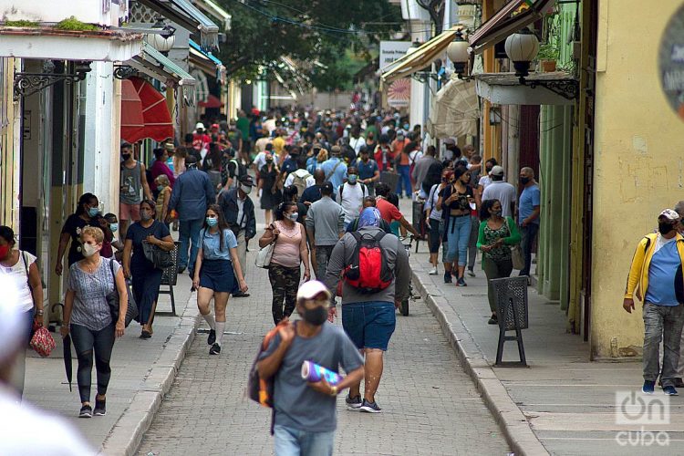 Personas en la calle Obispo, de La Habana, durante el rebrote de la COVID-19 en enero de 2021. Foto: Otmaro Rodríguez.