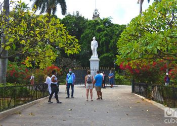 Estatua de Carlos Manuel de Céspedes en la Plaza de Armas de La Habana Vieja. Foto: Otmaro Rodríguez.