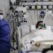 Personal de la Salud realiza un control a un paciente de la COVID-19, en un hospital de la provincia de Buenos Aires, Argentina. Foto: EFE/Juan Ignacio Roncoroni/Archivo.