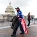 Un simpatizante del presidente Trump camina frente al Capitolio el martes 5 de enero de 2021. Foto:  Manuel Balce Ceneta/AP.