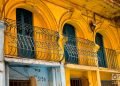 Vista de una edificación de la Calle Empedrado, en La Habana. Foto: Otmaro Rodríguez.