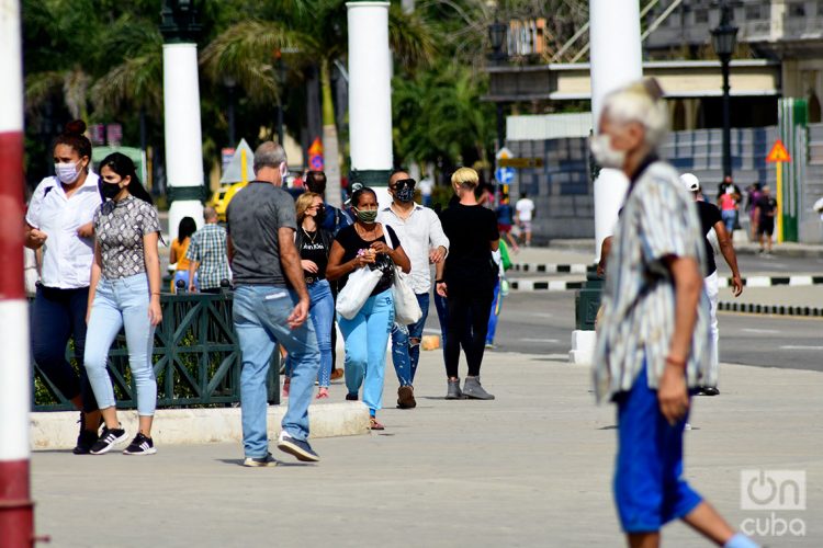 Personas en La Habana, durante el rebrote de coronavirus a inicios de enero de 2021. Foto: Otmaro Rodríguez.