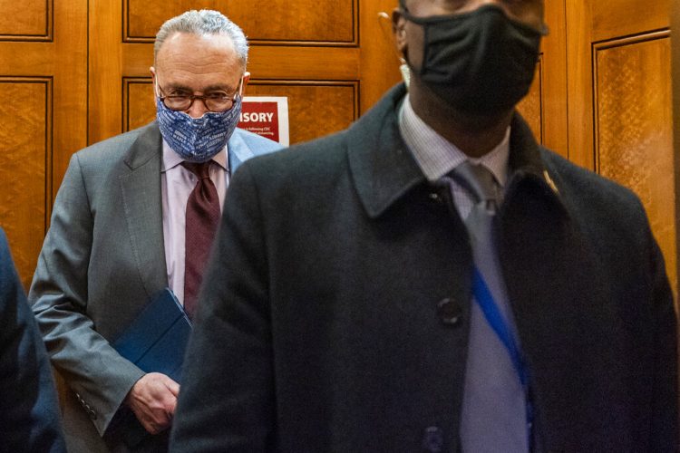 El líder de la mayoría en el Senado, Chuck Schumer, toma el elevador en el Capitolio federal hoy viernes 22 de enero de 2021. Foto: Manuel Balce Ceneta/AP.