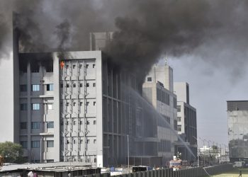 Bomberos tratan de extinguir las llamas en la principal fabrica de vacunas de la India. Foto: EFE/EPA/STR.