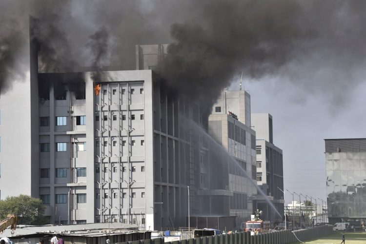 Bomberos tratan de extinguir las llamas en la principal fabrica de vacunas de la India. Foto: EFE/EPA/STR.