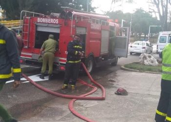 Cuerpo de bomberos sofoca incendio en el parqueo de un edificio en el barrio de El Vedado, en La Habana. Foto: perfil de Facebook de Asamblea Municipal de Plaza de la Revolución.