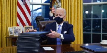 El presidente Joe Biden firma sus primeras órdenes ejecutivas, 20 de enero de 2021 en la Oficina Oval de la Casa Blanca, en Washington. Foto: AP /Evan Vucci.