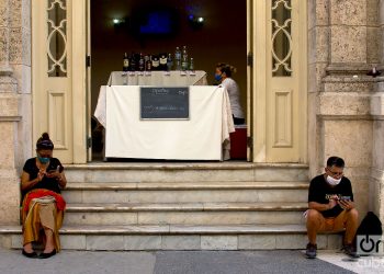 Personas conectadas a internet en la entrada de un punto de venta. Foto: Otmaro Rodríguez