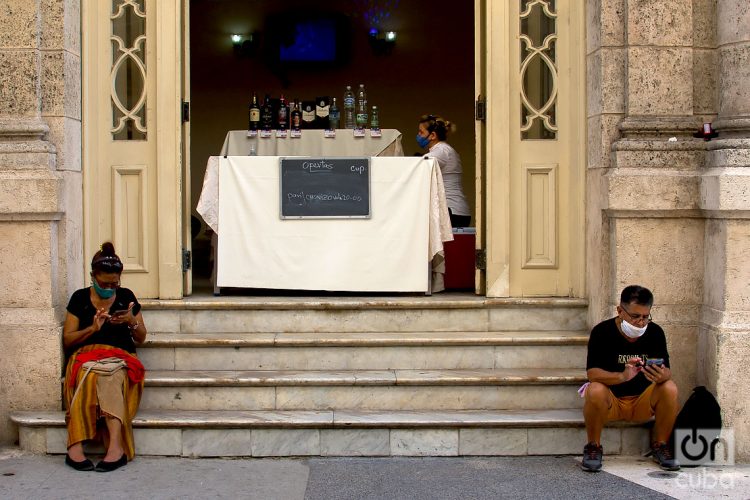 Personas conectadas a internet en la entrada de un punto de venta. Foto: Otmaro Rodríguez