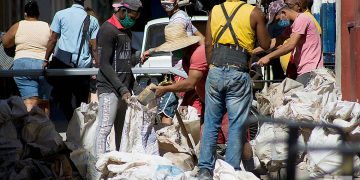 Hombres trabajando durante el rebrote de la COVID-19 en La Habana, en enero de 2021. Foto: Otmaro Rodríguez.