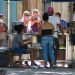 Unos turistas y otras personas en un puesto de venta de churros durante el rebrote de la COVID-19 en La Habana, en enero de 2021. Foto: Otmaro Rodríguez.