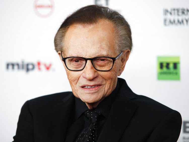 Larry King durante la 45ta entrega internacional de los Premios Emmy, en el New York Hilton en Nueva York. 2017. Foto: Andy Kropa/Invision/AP, Archivo.