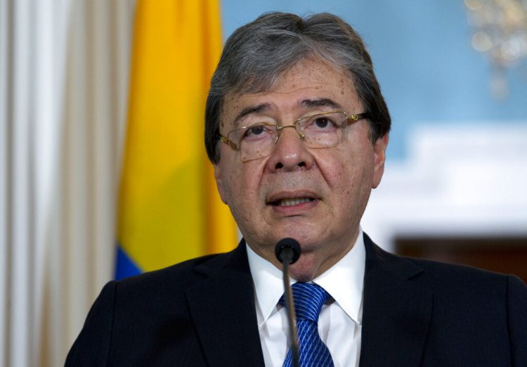 Fotografía de archivo del 9 de octubre de 2019 del entonces canciller colombiano Carlos Holmes Trujillo mientras habla con reporteros después de una reunión bilateral en el Departamento de Estado, en Washington, D.C. Foto: AP/José Luis Magaña/Archivo.