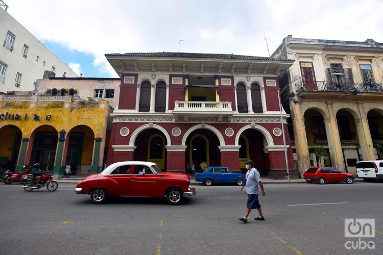 Sede de la Asociación Canaria, en la calle Monserrate, o Avenida de Bélgica, en La Habana. Foto: Otmaro Rodríguez.