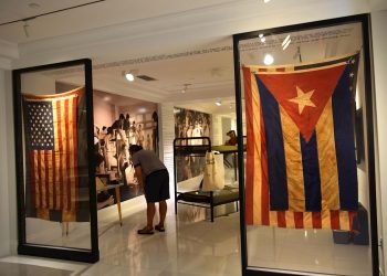 Una mujer observa objetos que hacen parte de la exposición "Operation Pedro Pan: The Cuban Children's Exodus", en el Museo Americano de la Diáspora Cubana en Miami, Florida. Foto: EFE/Jorge Ignacio Pérez.