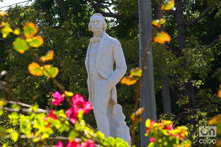 Estatua de Carlos Manuel de Céspedes en la Plaza de Armas de La Habana Vieja. Foto: Otmaro Rodríguez.