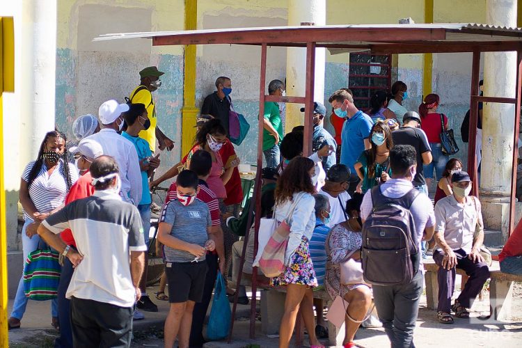 Personas en una parada de ómnibus urbanos durante el rebrote de la COVID-19 en La Habana, en enero de 2021. Foto: Otmaro Rodríguez.