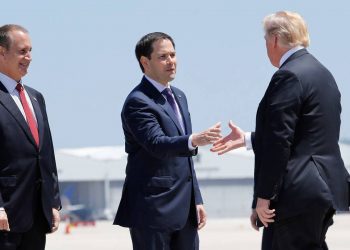 El senador Marco Rubio, saluda al ex presidente Donald Trump, en presencia del congresista Mario Díaz-Balart, durante una visita a Tampa. | Foto: Pedro Pablo Monsivais / AP (Archivo)