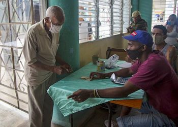 Un anciano paga por sus alimentos en un establecimiento del SAF en La Habana. Foto: cubadebate.cu