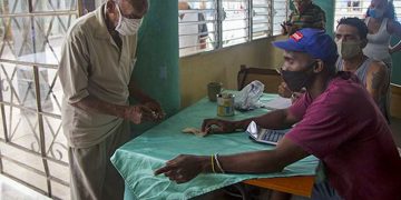 Un anciano paga por sus alimentos en un establecimiento del SAF en La Habana. Foto: cubadebate.cu