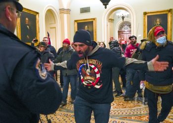 Simpatizantes del presidente saliente Donald Trump se enfrentan a la policía del Capitolio en el vestíbulo del recinto del Senado, el miércoles 6 de enero de 2021, en Washington. Foto: Manuel Balce Ceneta/AP.