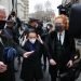 Stella Moris, novia de Julian Assange, ajusta su mascarilla a su llegada al Tribunal Penal Central, también conocido como Old Bailey, el lunes 4 de enero de 2021, en Londres. Foto: Frank Augstein/AP.