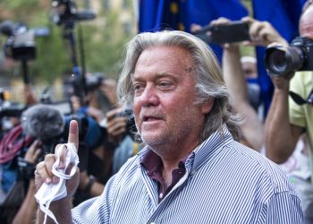 Steve Bannon, exjefe de estrategia del presidente de Estados Unidos, Donald Trump, habla con reporteros en Nueva York tras declararse no culpable de la acusación de que engañó a los participantes en una recaudación de fondos para levantar un muro en la frontera con México. Foto: Eduardo Muñoz Álvarez/Ap/ Archivo.