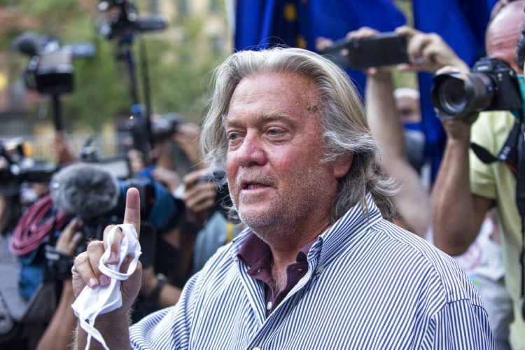 Steve Bannon, exjefe de estrategia del presidente de Estados Unidos, Donald Trump, habla con reporteros en Nueva York tras declararse no culpable de la acusación de que engañó a los participantes en una recaudación de fondos para levantar un muro en la frontera con México. Foto: Eduardo Muñoz Álvarez/Ap/ Archivo.