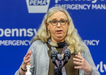 En esta foto del 29 de mayo del 2020, la secretaria de Salud de Pensilvania doctora Rachel Levine se reúne con la prensa en las oficinas dela agencia de emergencias del estado en Harrisburg, la capital. Foto: Joe Hermitt/The Patriot-News via AP.