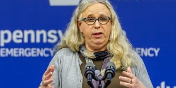 En esta foto del 29 de mayo del 2020, la secretaria de Salud de Pensilvania doctora Rachel Levine se reúne con la prensa en las oficinas dela agencia de emergencias del estado en Harrisburg, la capital. Foto: Joe Hermitt/The Patriot-News via AP.