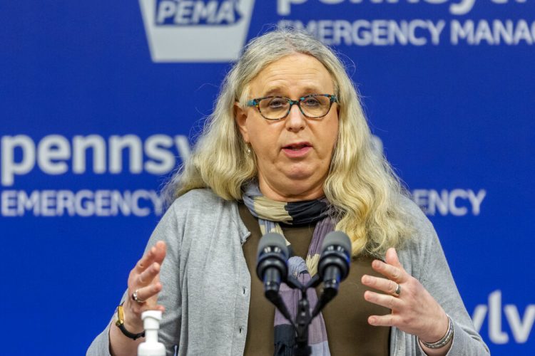 En esta foto del 29 de mayo del 2020, la secretaria de Salud de Pensilvania doctora Rachel Levine se reúne con la prensa en las oficinas dela agencia de emergencias del estado en Harrisburg, la capital. Foto: Joe Hermitt/The Patriot-News via AP.