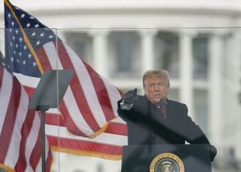 El expresidente Donald J. Trump alienta a sus seguidores a dirigirse hacia el Congreso, en un discurso el 6 de enero. Foto: Evan Vucci / AP.