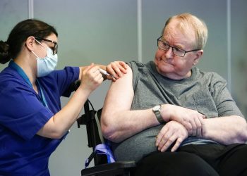 La enfermera Maria Golding vacuna a Svein Andersen, en Oslo, la primera persona en Noruega en recibir la vacuna contra el coronavirus, el 27 de diciembre de 2020. Foto: Fredrik Hagen/NTB via AP/Archivo.