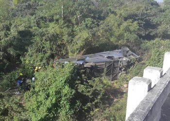 Un ómnibus de transportación especial perdió el control en la Autopista Nacional y al menos diez personas fallecieron en el accidente. Foto: Tomada de Canal Habana.