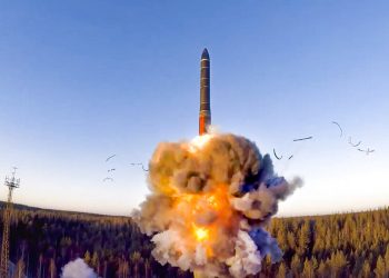 Imagen tomada de un video distribuido por el servicio de prensa del Ministerio de Defensa ruso el miércoles 9 de diciembre de 2020, de un cohete lanzado desde un sistema misil como parte de simulacros. (Servicio de prensa del Ministerio de Defensa ruso vía AP, Archivo)