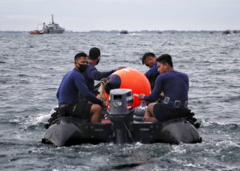 Buzos de la armada indonesia participan en la búsqueda del avión de pasajeros de Sriwijaya Air que cayó en aguas frente a la isla de Java, el domingo 10 de enero de 2021. Foto: AP.