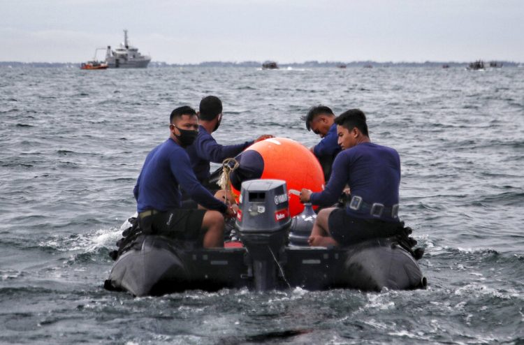 Buzos de la armada indonesia participan en la búsqueda del avión de pasajeros de Sriwijaya Air que cayó en aguas frente a la isla de Java, el domingo 10 de enero de 2021. Foto: AP.