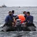 Buzos de la armada indonesia participan en la búsqueda del avión de pasajeros de Sriwijaya Air que cayó en aguas frente a la isla de Java, el domingo 10 de enero de 2021. Foto: AP.