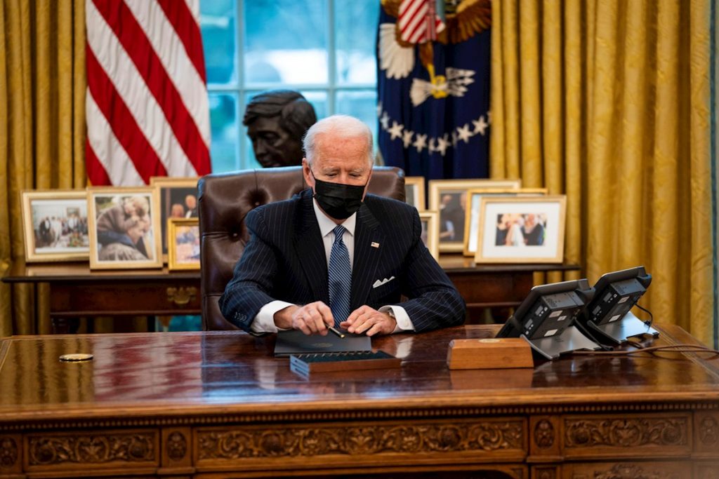 El presidente de Estados Unidos, Joe Biden, en el Despacho Oval de la Casa Blanca, en Washington (EE.UU.), el lunes 25 de enero de 2021. Foto: Doug Mills / EFE.