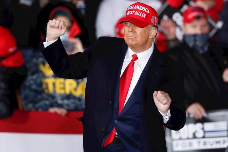 Fotografía de archivo, tomada el 18 de octubre de 2020, en la que el presidente de los Estados Unidos, Donald Trump, baila en el escenario durante un mitin de campaña en el Aeropuerto de Wisconsin, en Janesville. Foto: Kamil Krzaczynski / EFE / Archivo.