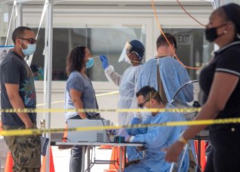 Las autoridades sanitarias floridanas identificaron a  un hombre de unos 20 años sin antecedentes de viajes, pero con la nueva cepa de la COVID-19. Foto: Cristóbal Herrera /EFE.