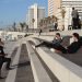 Policías interroga a personas en la playa durante un cierre nacional en Tel Aviv. Foto: ABIR SULTAN/EFE/EPA/